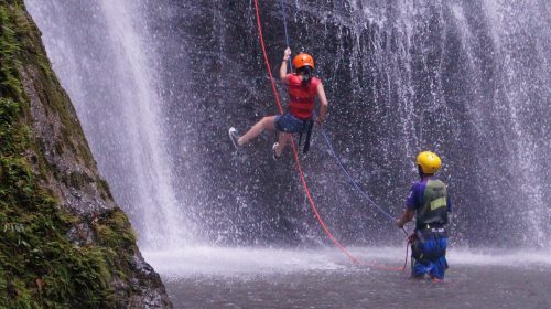 deux personnes faisant du canyoning