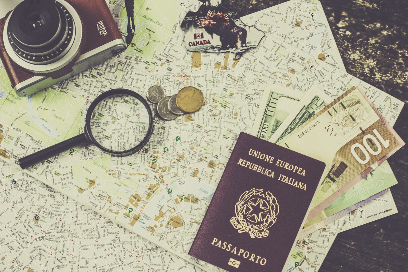 Passeport et monnaie étrangère disposés sur une carte pour organiser un voyage