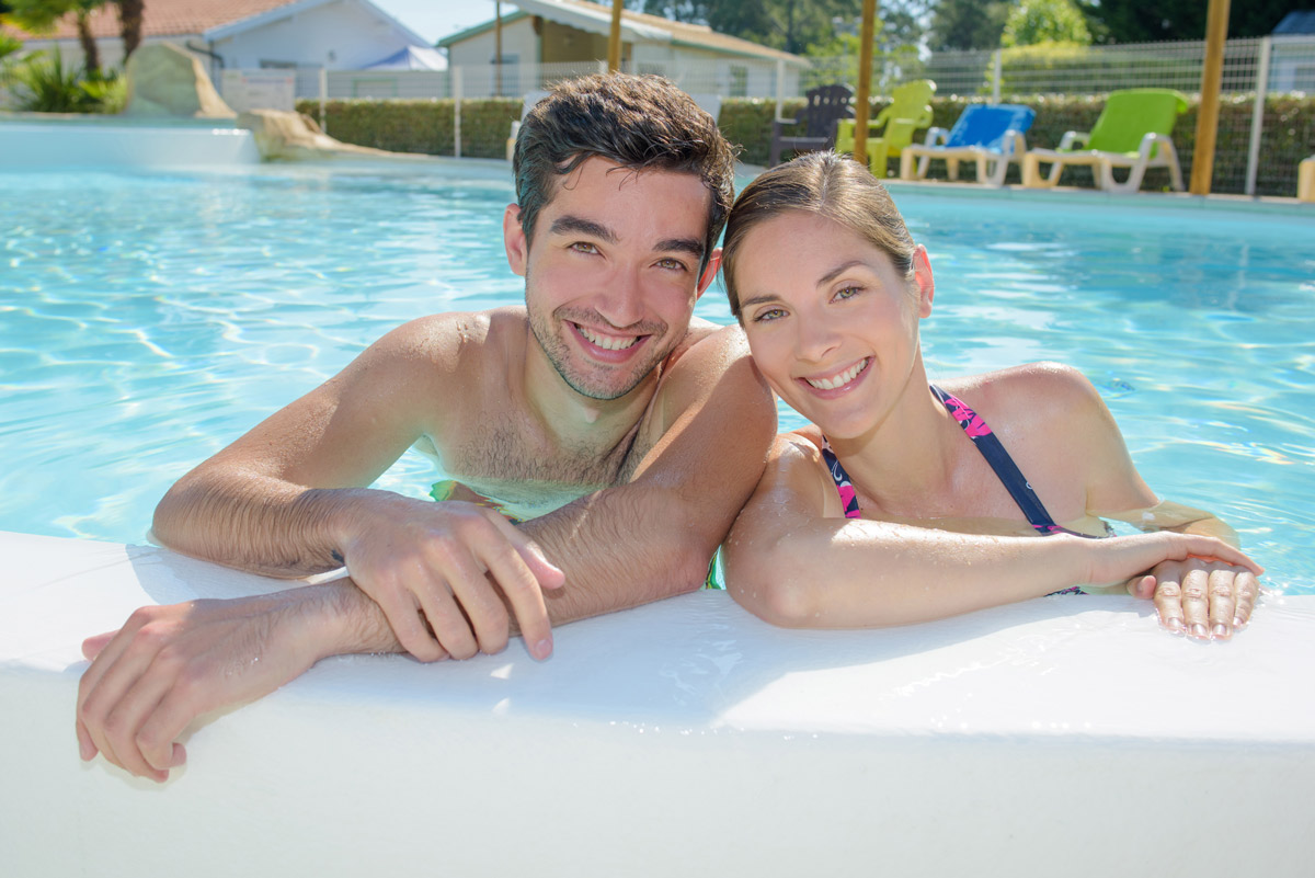 Couple en vacances dans un camping de l'île d'Oléron